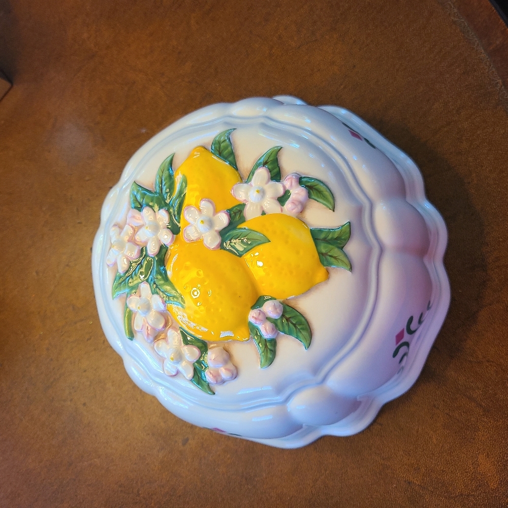 Franklin Mint Le Cordon Bleu lemon ceramic mold/kitchen decor  Vintage 1986